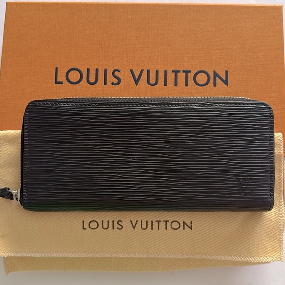 Authentic LOUIS VUITTON Epi Clemence Wallet. Black - Picture 1 of 12